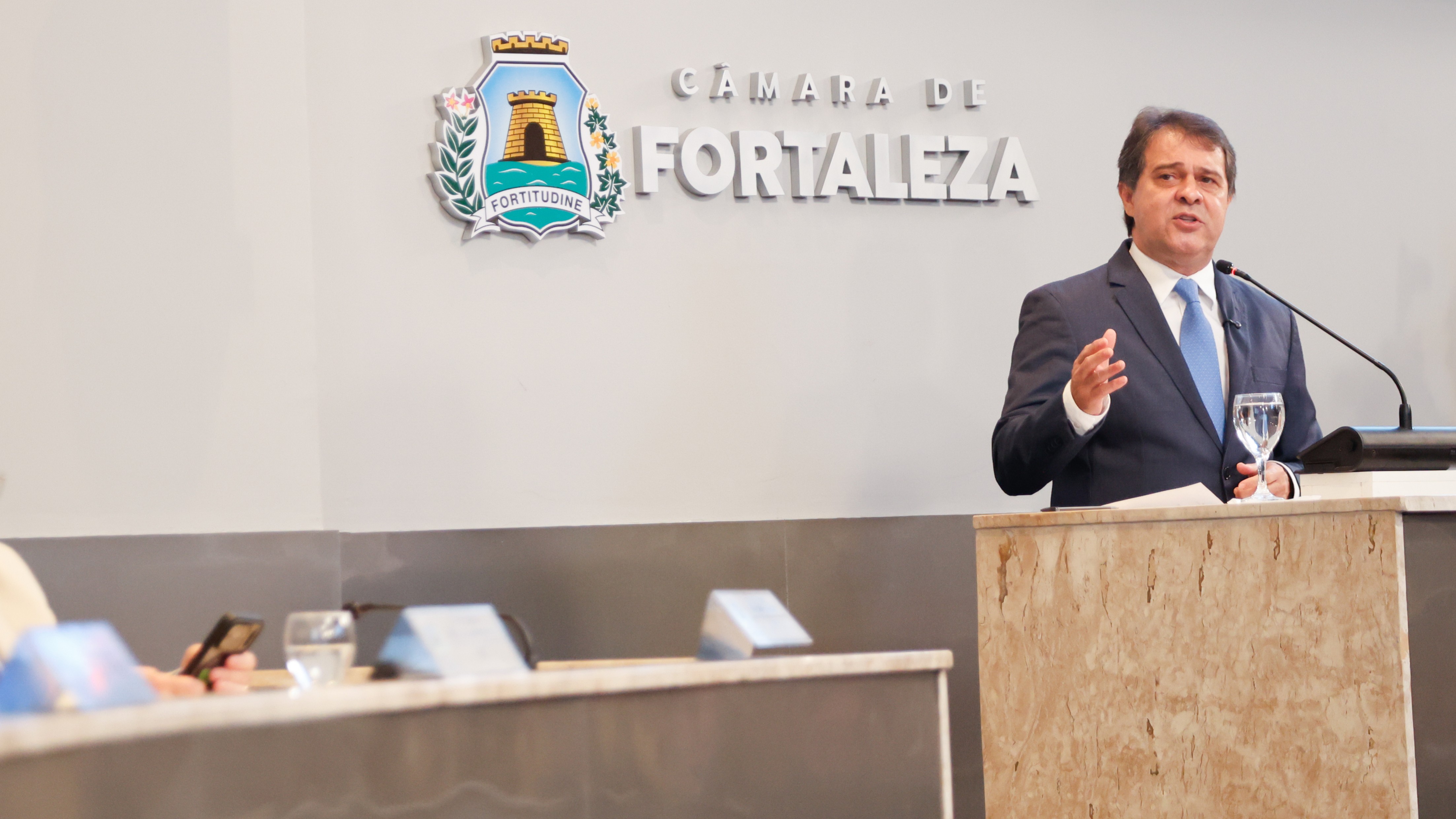 prefeito evandro falando no plenário da câmara